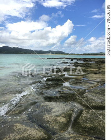 Ojima Island that can be crossed by a bridge from Okinawa Kume Island Ojima Island that can be crossed by a bridge from Okinawa Kume Island 79616599