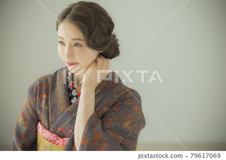 女性在和服手指波復古 79617069