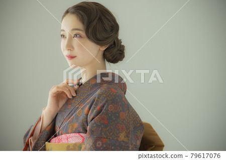 女性在和服手指波復古 79617076