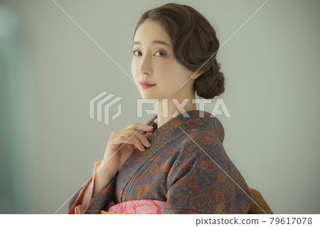 女性在和服手指波復古 79617078