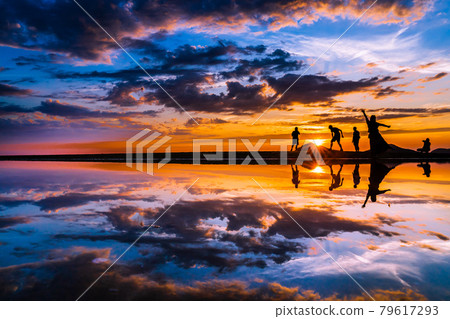 Sunset silhouette of Chichibugahama 79617293