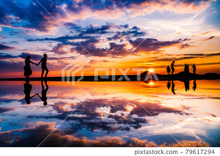 Sunset silhouette of Chichibugahama 79617294