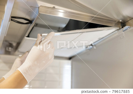 男手更換抽油煙機過濾網 男手更換抽油煙機過濾網 79617885