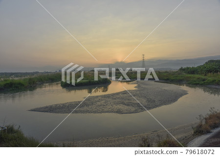 太陽漸漸升起，空氣中美麗的薄霧和陽光反射在河面上。 79618072