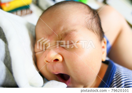 寶寶在媽媽懷裡打哈欠 79620101