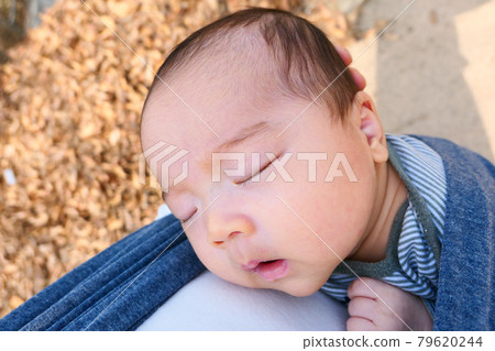 可愛的寶寶睡在媽媽的懷裡 79620244