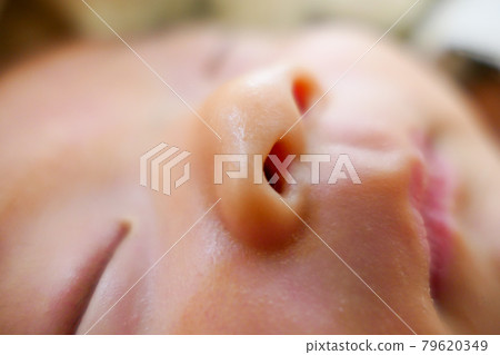 可愛的眼睛、鼻子和嘴巴,是個正在熟睡的嬰兒 可愛的眼睛、鼻子和嘴巴,是個正在熟睡的嬰兒 79620349