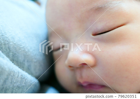 可愛的眼睛、鼻子和嘴巴，是個正在熟睡的嬰兒 79620351