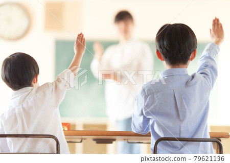 學生在課堂上舉手的背影 79621136