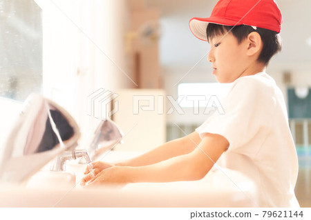 男孩在水龍頭里洗手 79621144