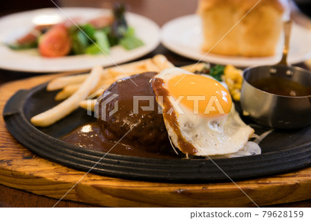 Family restaurant iron plate hamburger Family restaurant iron plate hamburger 79628159