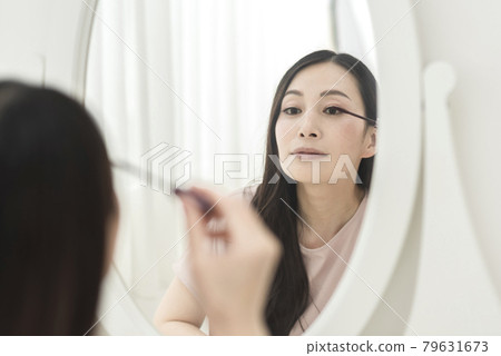 眼部化妝的女人 79631673