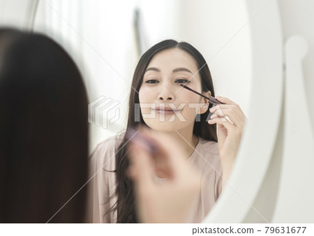 Eye makeup woman 79631677