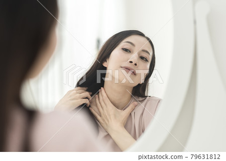 關心自己脖子的女人 79631812