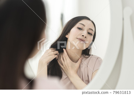 關心自己脖子的女人 關心自己脖子的女人 79631813