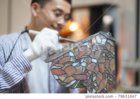 一個製作彩色玻璃燈的人 79631847