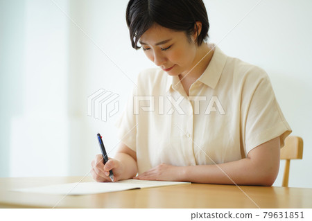 練習圓珠筆寫作的女人 79631851