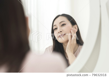 Women who care about their skin Women who care about their skin 79632018