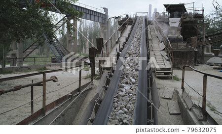 Conveyor belt with gravel on mining site 79632075