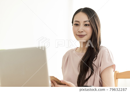 一台筆記本電腦和一位年輕女士 79632287
