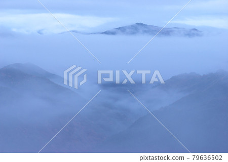 The scenery of the sea of clouds and the mountains is truly an illusionary world. The scenery of the sea of clouds and the mountains is truly an illusionary world. 79636502