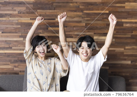 Couple lifestyle TV 79636764