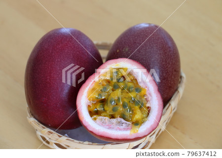 Ogasawara passion fruit Ogasawara passion fruit 79637412