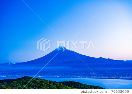 (Shizuoka Prefecture) Mt. Fuji over Suruga Bay seen from Mt. Kinkanzan at dawn (Shizuoka Prefecture) Mt. Fuji over Suruga Bay seen from Mt. Kinkanzan at dawn 79638699