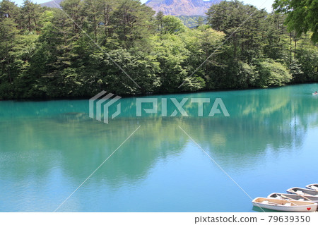 Emerald green Bishamonnuma and boat 79639350