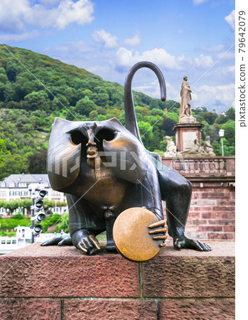 Bronze sculpture of a monkey on the old bridge in Heidelberg town 79642079