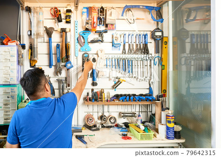 Mechanic Taking Tool 79642315