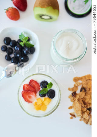 Non-dairy Yogurt with Fresh Berries Non-dairy Yogurt with Fresh Berries 79644652