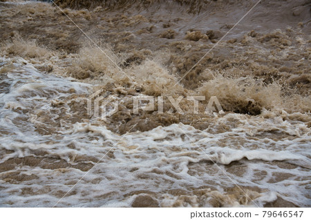 大雨過後泥濘的河流 79646547