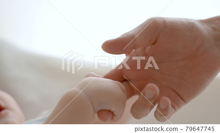 鈕扣手和手 孩子的手和父母的手 79647745
