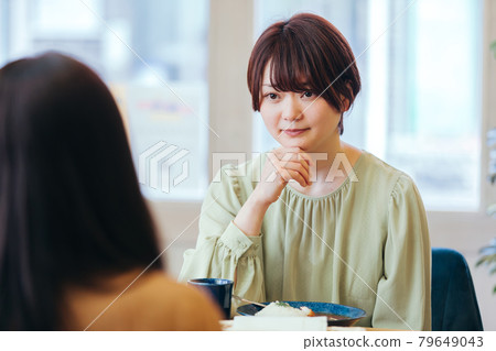 一個女人在咖啡館吃飯時遇到麻煩 一個女人在咖啡館吃飯時遇到麻煩 79649043