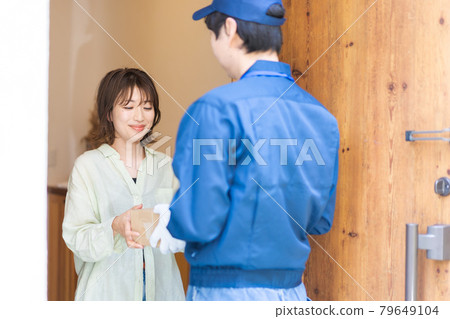 Young woman receiving delivery 79649104