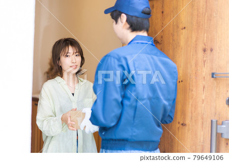 接受交付的年輕女人 接受交付的年輕女人 79649106