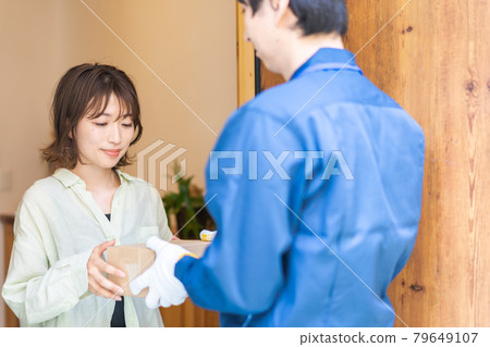 接受交付的年輕女人 接受交付的年輕女人 79649107