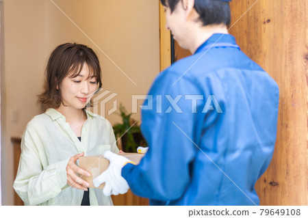 接受交付的年輕女人 79649108