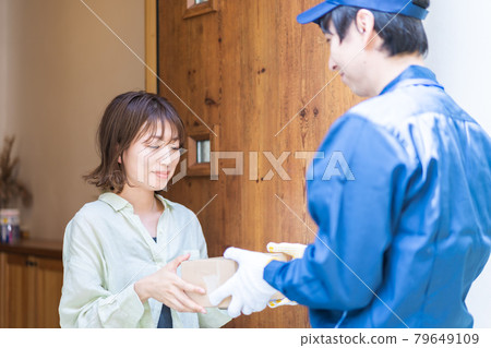 接受交付的年輕女人 接受交付的年輕女人 79649109