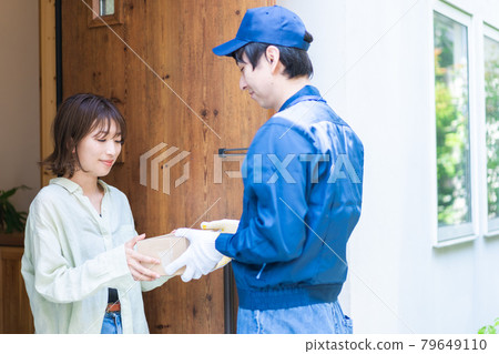 接受交付的年輕女人 接受交付的年輕女人 79649110