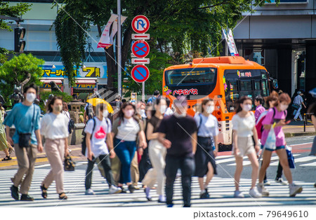 Tokyo cityscape in Japan First day of the 4th declaration ... Mutant strain infection explosion ... Olympics "madness" ... People flow also explodes ... = July 12, Shibuya Tokyo cityscape in Japan First day of the 4th declaration ... Mutant strain infection explosion ... Olympics "madness" ... People flow also explodes ... = July 12, Shibuya 79649610