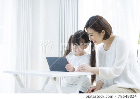 6歲女孩和媽媽平板電腦學習 6歲女孩和媽媽平板電腦學習 79649824