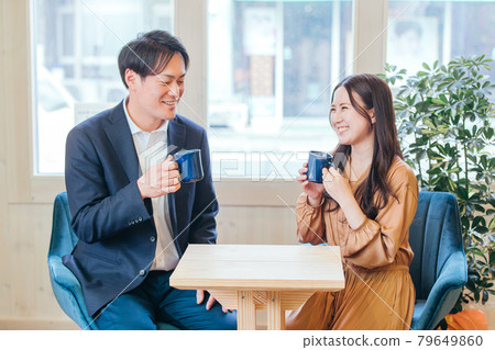 來到咖啡館的男女 來到咖啡館的男女 79649860