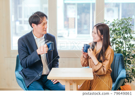 來到咖啡館的男女 來到咖啡館的男女 79649861