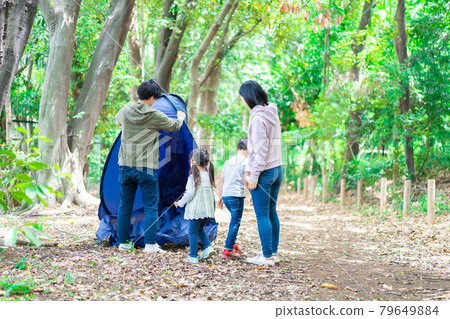 Family camping 79649884