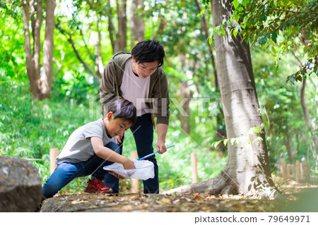 爸爸和男孩捉蟲 79649971