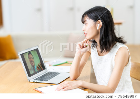 學習在線英語的年輕女性 學習在線英語的年輕女性 79649997