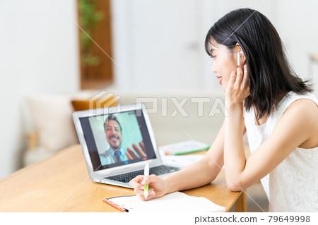 學習在線英語的年輕女性 79649998