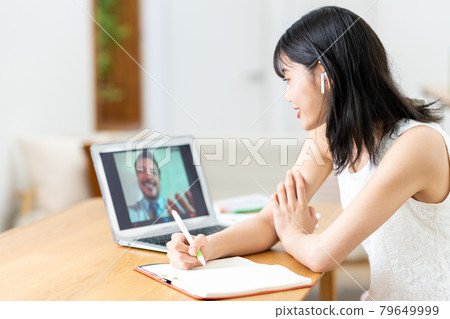 學習在線英語的年輕女性 學習在線英語的年輕女性 79649999